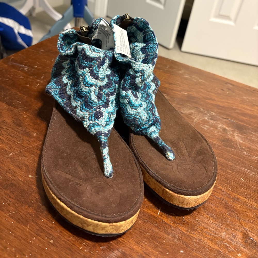 Womens Blue Patterned Fabric Thong Sandals with Brown Footbed